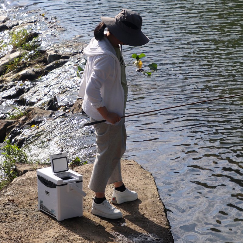 ♪ little fishing tank brooks fishing for live fish in buckets ♪